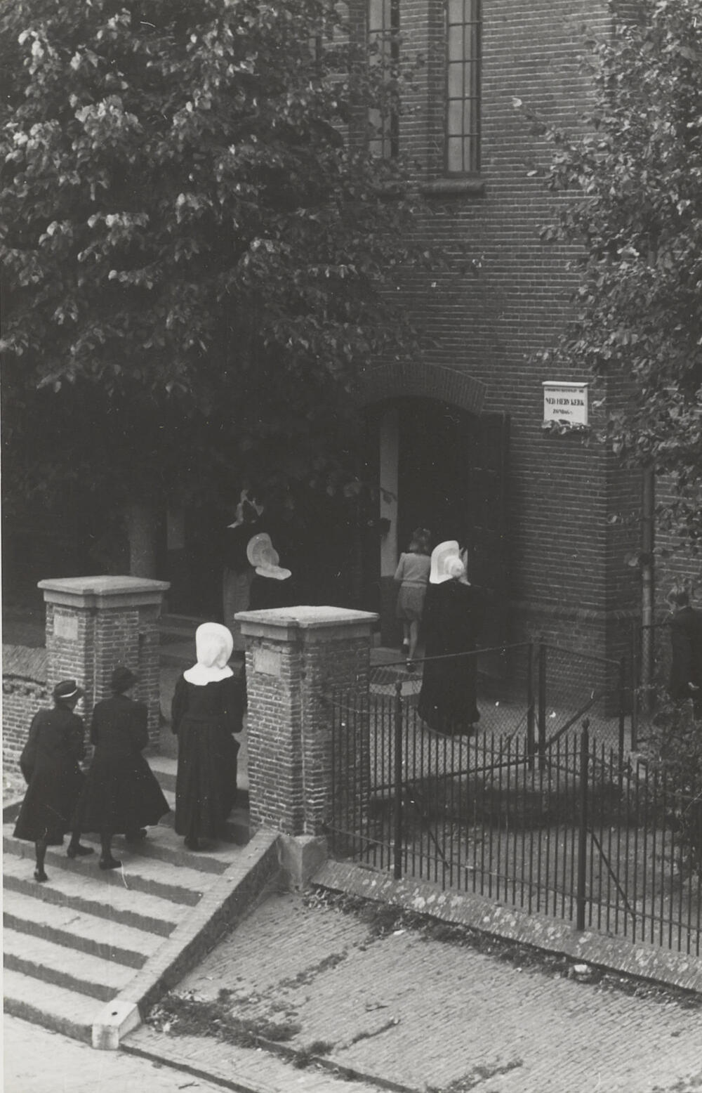Kerkgang, Huizen, 1945