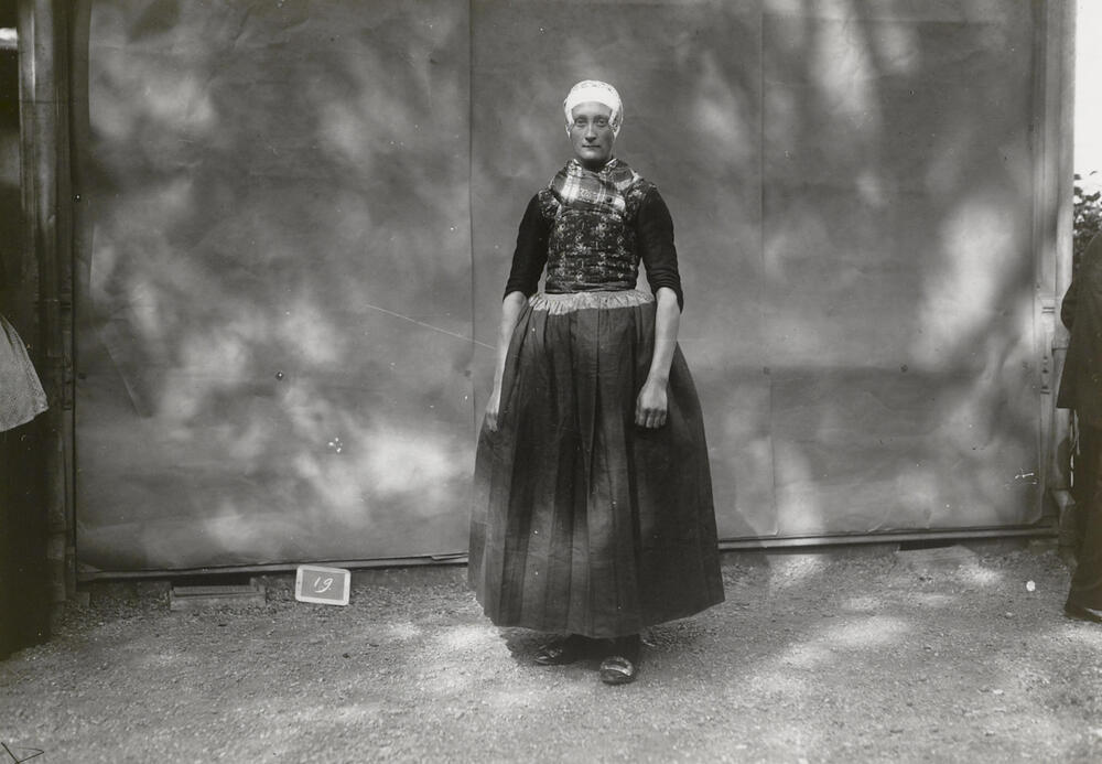 Eibertje Samuels uit Hulshorst in Veluwse dracht, 1913