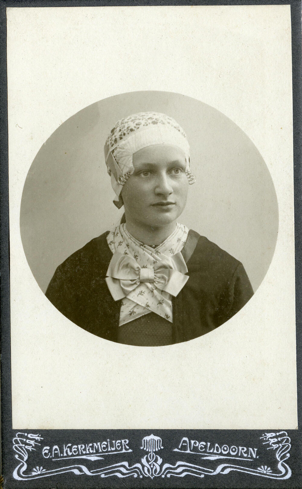 Vrouw in streekdracht van de Noordwest-Veluwe
