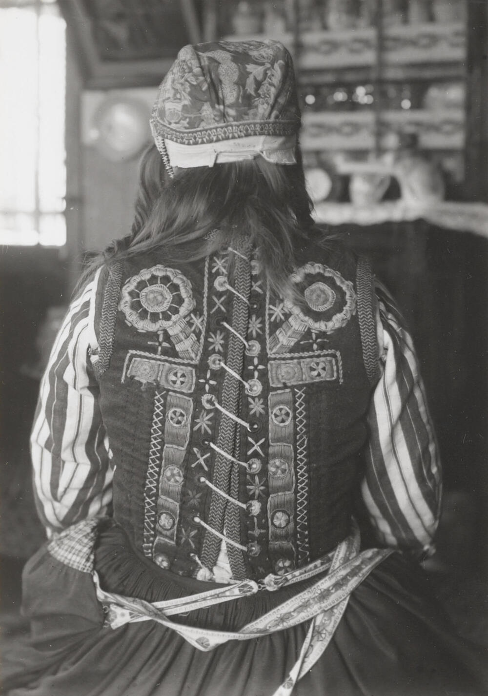 Meisje in streekdracht van Marken, circa 1915
