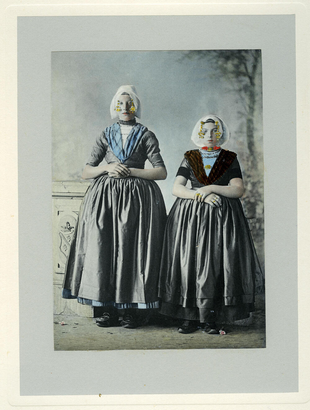Twee meisjes in Arnemuider dracht, 1894
