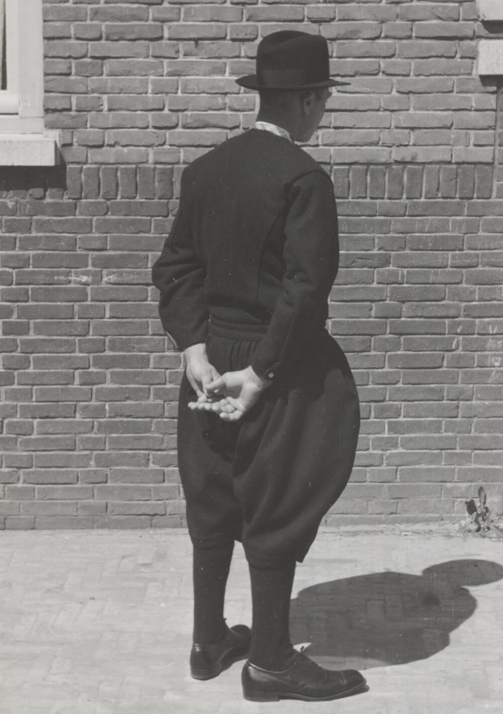 Sijmen Schouten in het trouwpak, Marken, 1943