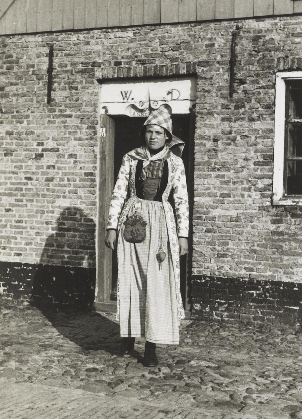 Meisje verkleed in Hindelooper dracht, 1944
