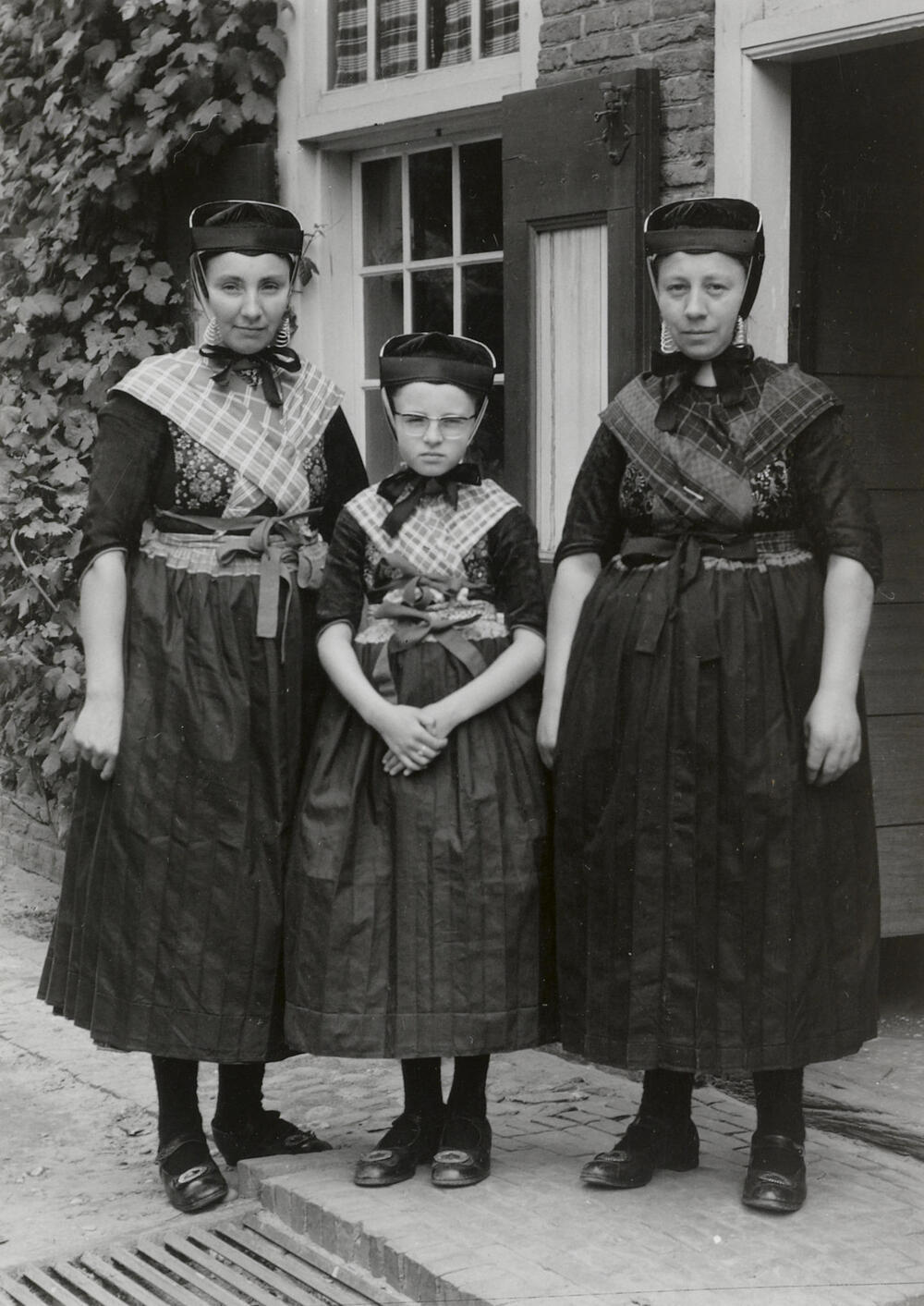 Vrouwen en meisje in Staphorster streekdracht, 1961