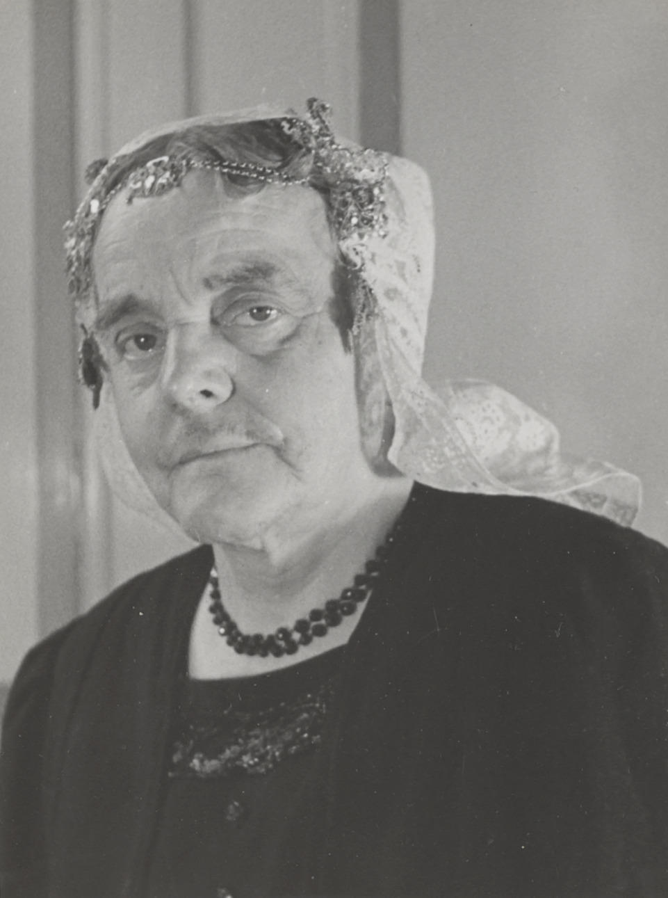 Vrouw in streekdracht uit Zandvoort, 1942