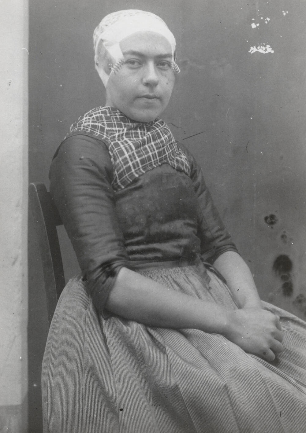 Stijntje de Zwaan uit Hulshorst in Veluwse dracht, circa 1915