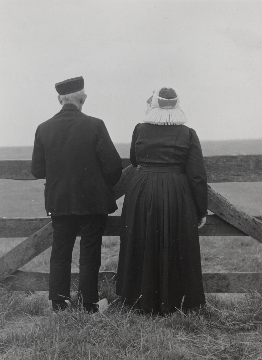Echtpaar Elders in streekdracht uit Eemnes, 1952