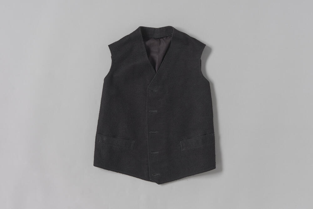 Zwart pilow vest van circa tienjarige jongen, Hoevelaken, circa 1904