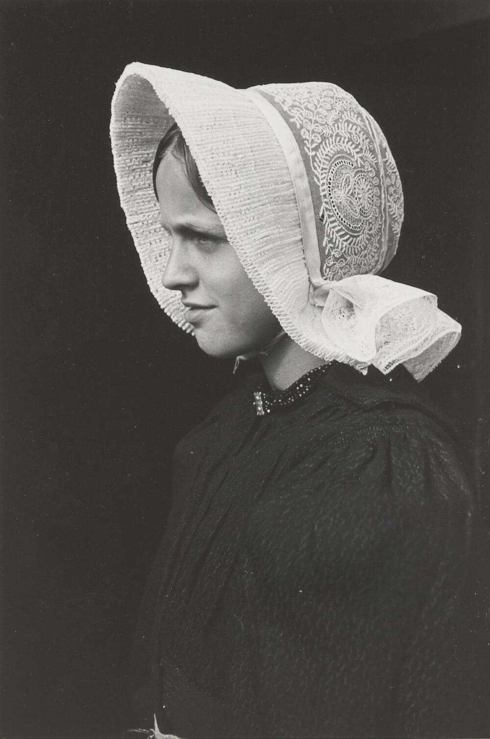 Meisje in streekdracht, Huizen, 1945