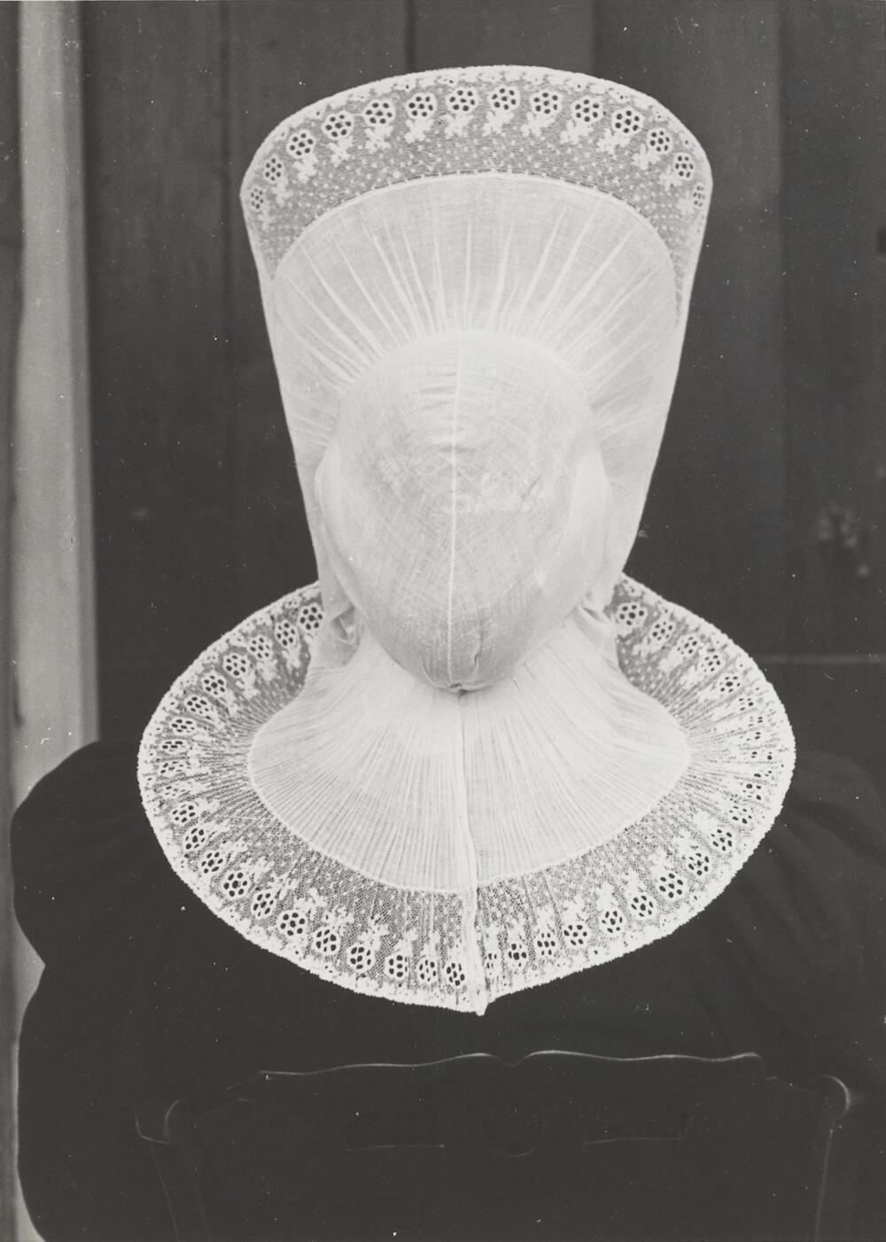 Vrouw in streekdracht, Huizen, 1945