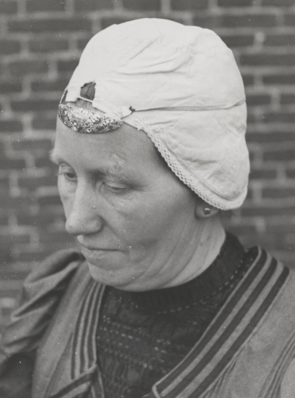 Vrouw in Drentse streekdracht, Hooghalen, 1944