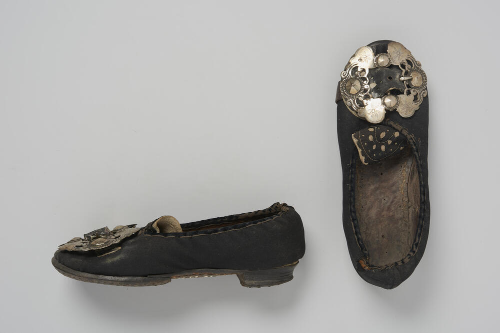 Paar vrouwenschoenen met zilveren gesp, Axel, voor 1958