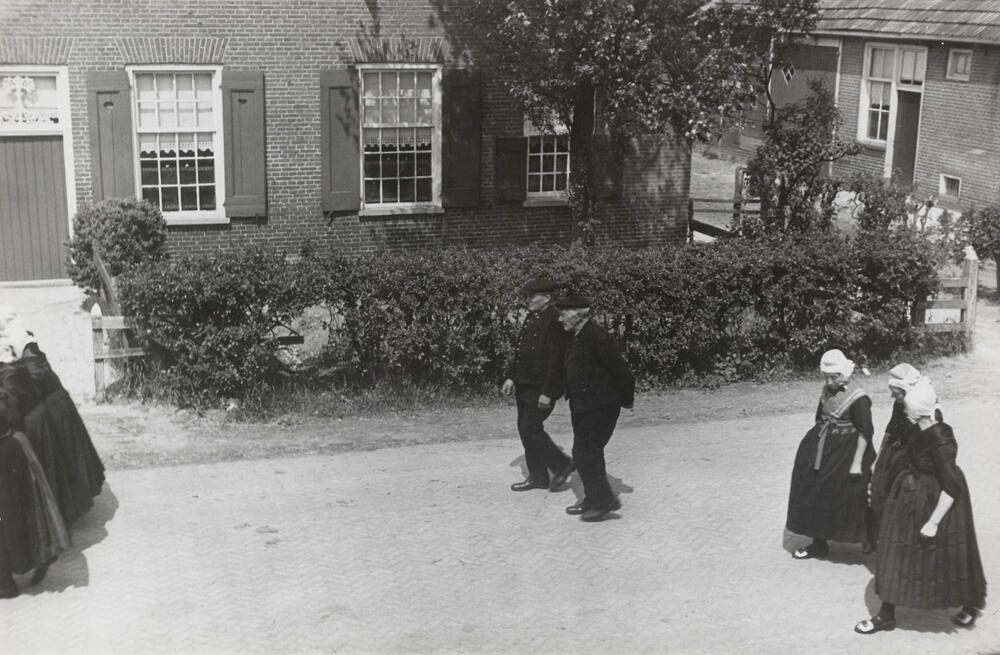 Mannen en vrouwen in zondagse kerkdracht, Staphorst, 1944