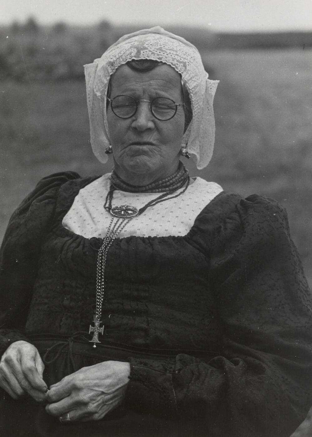 Gijsje Smeeing-Sukel in streekdracht uit Soest, 1952