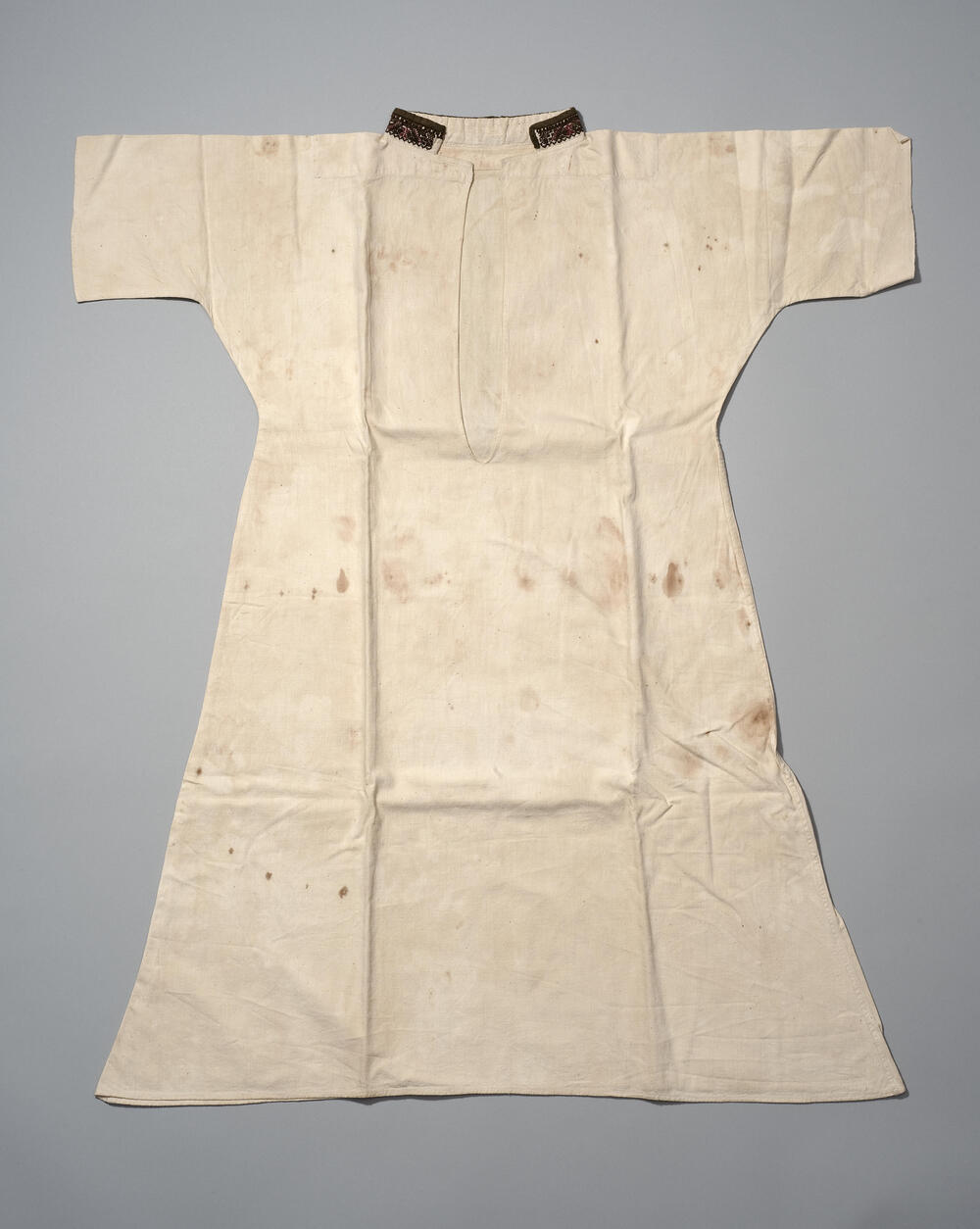 Vrouwenhemd met geborduurde halsboord, Marken, voor 1898
