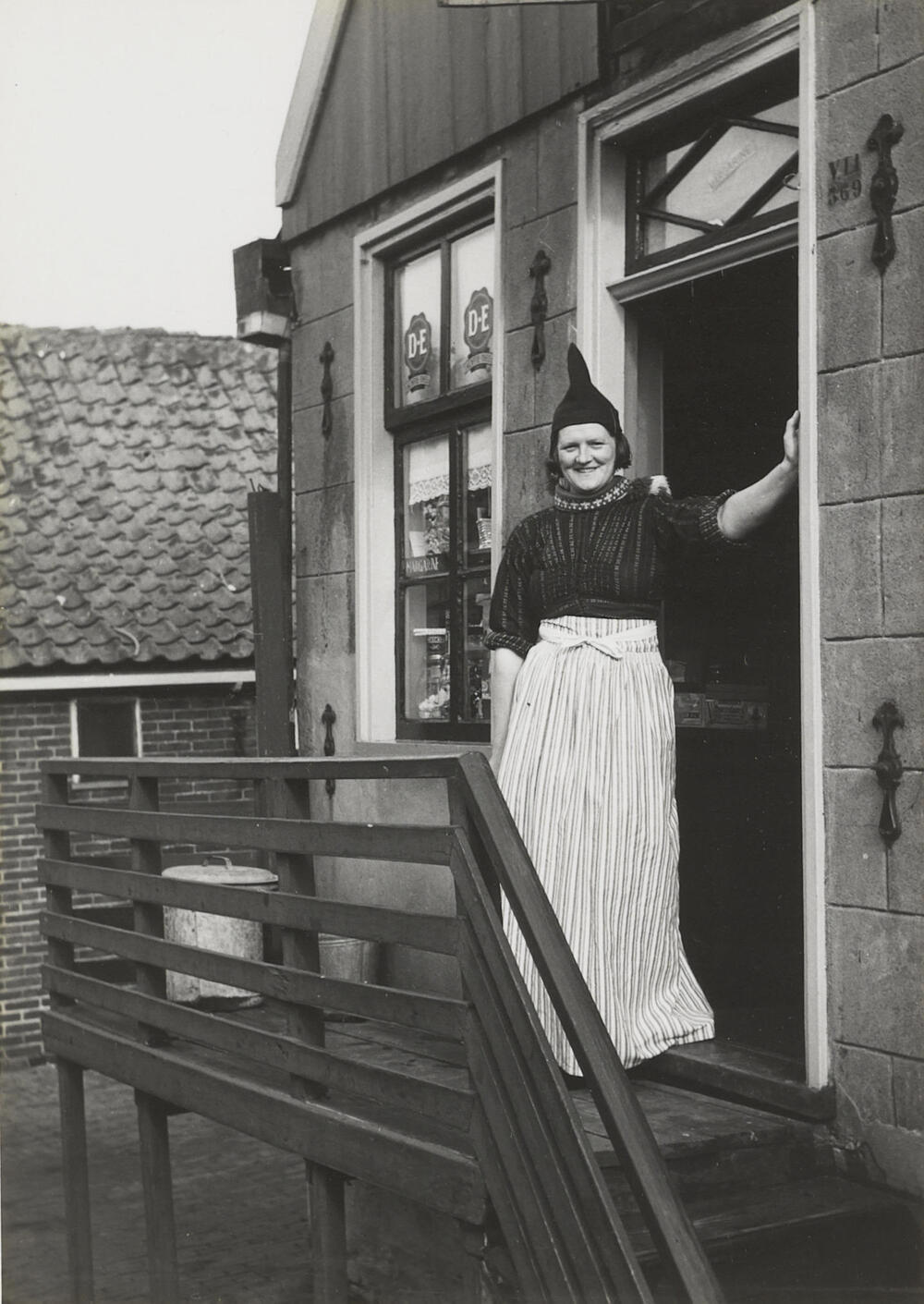Aaltje Karels uit Volendam in daagse dracht, 1955