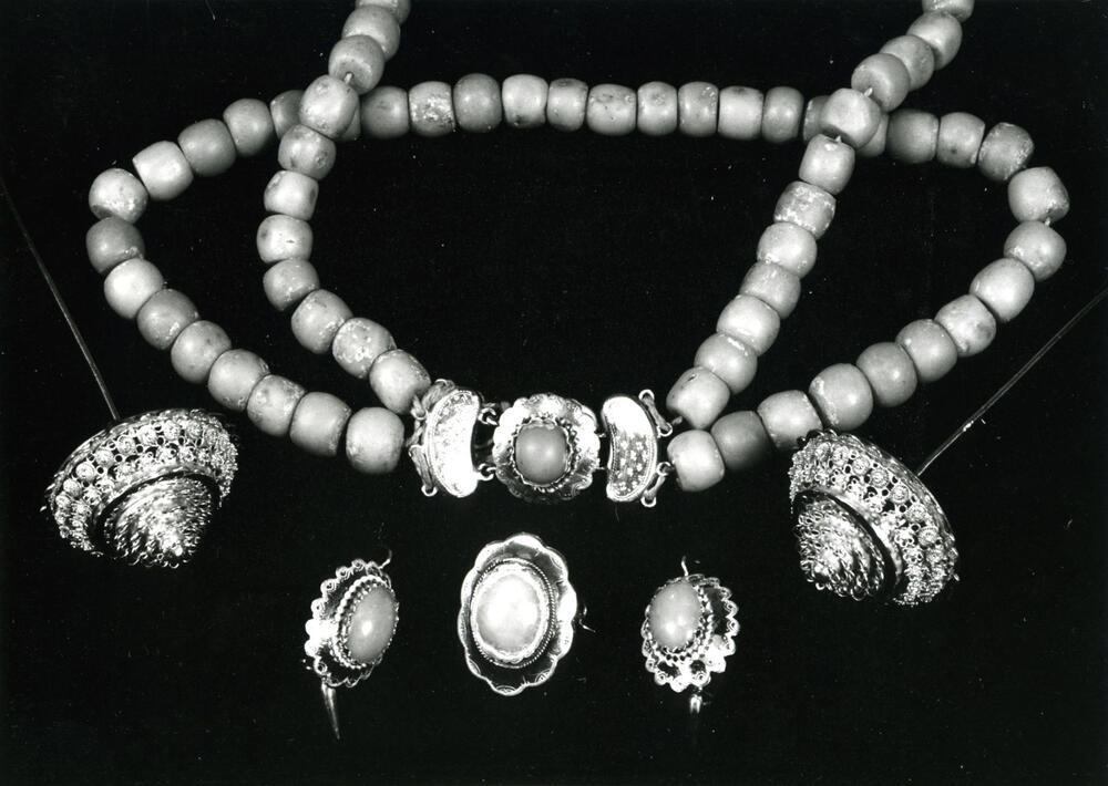 Sieradenset, gedragen op Tholen, 1955