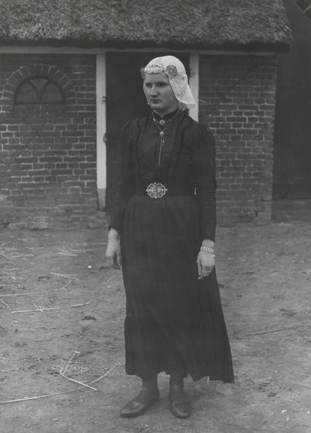 Mevrouw Booi uit Orvelte in Drentse streekdracht, 1944