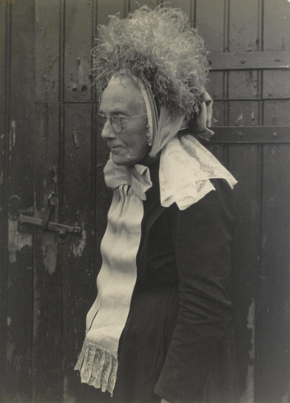Weduwe Smit-Reinders uit Veessen in Gelderse dracht, 1945