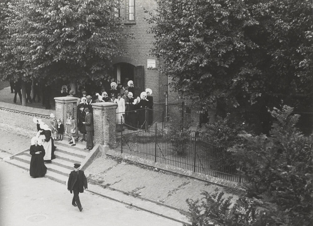 Kerkgang, Huizen, 1945