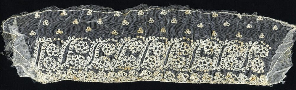Strook getamboereerde zijde van een lange muts, Zaanstreek, 1800–1825