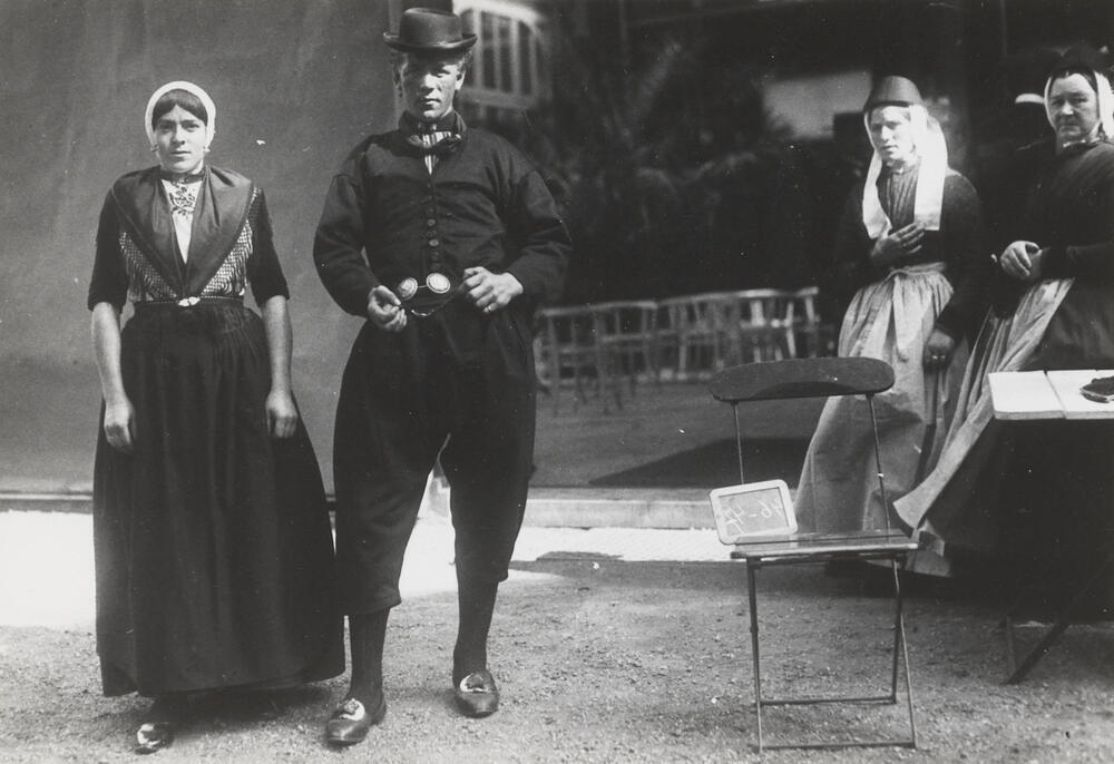 Albert Hakvoort en zijn zus in Urker dracht, 1913