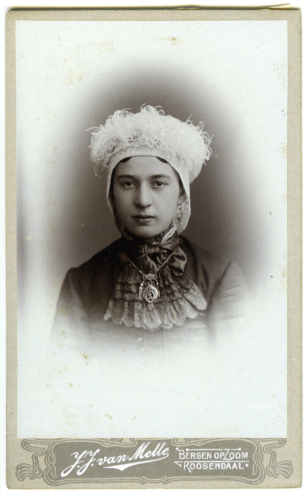 Vrouw in streekdracht uit westelijk Noord-Brabant, 1905–1911