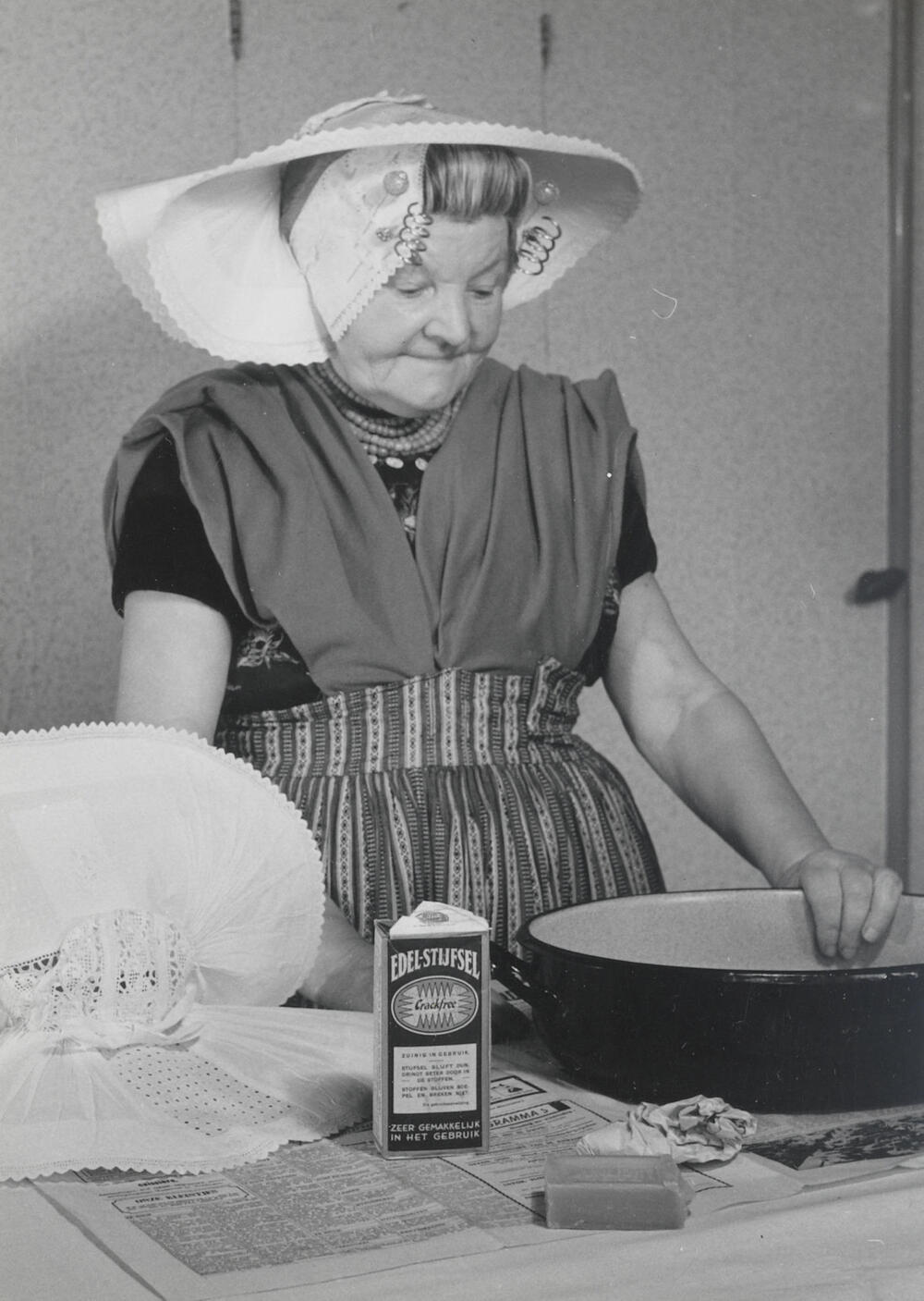 Opmaken van de daagse muts, Middelburg, 1956