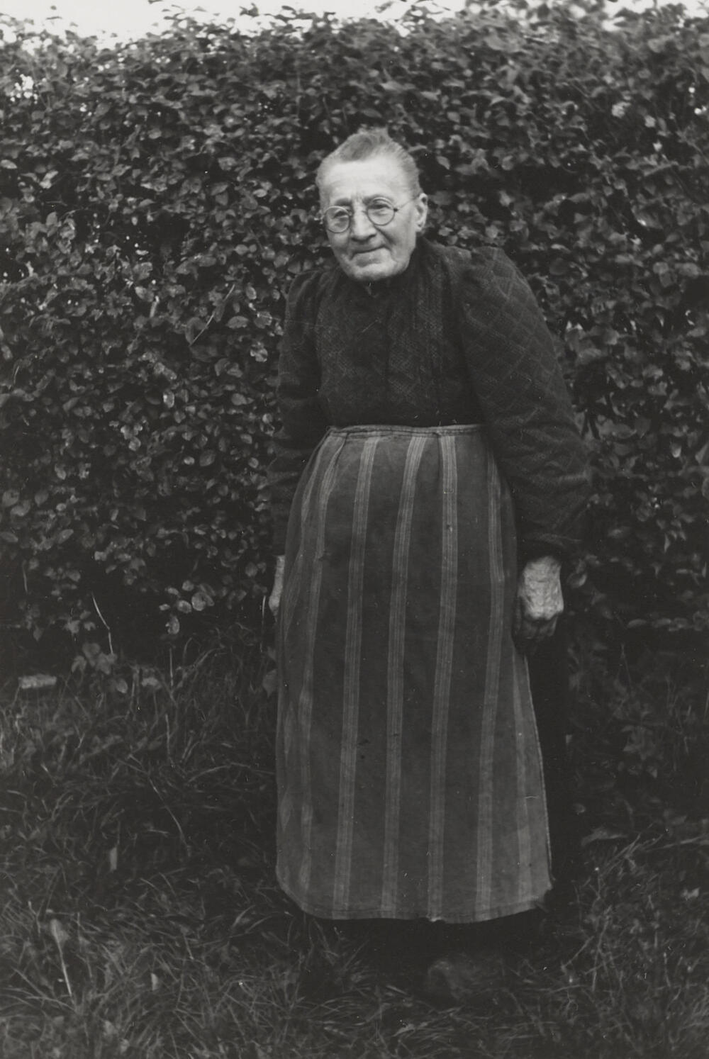 Johanna Ratsma uit Workum in Friese dracht, 1943