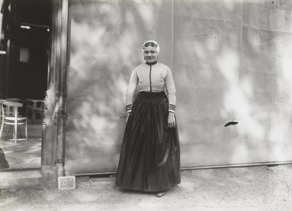 Vrouw in Katwijkse streekdracht, 1913