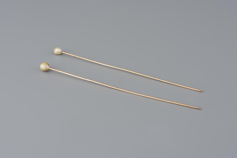 Paar mutsenspelden met parel, Scheveningen, 1853–1906