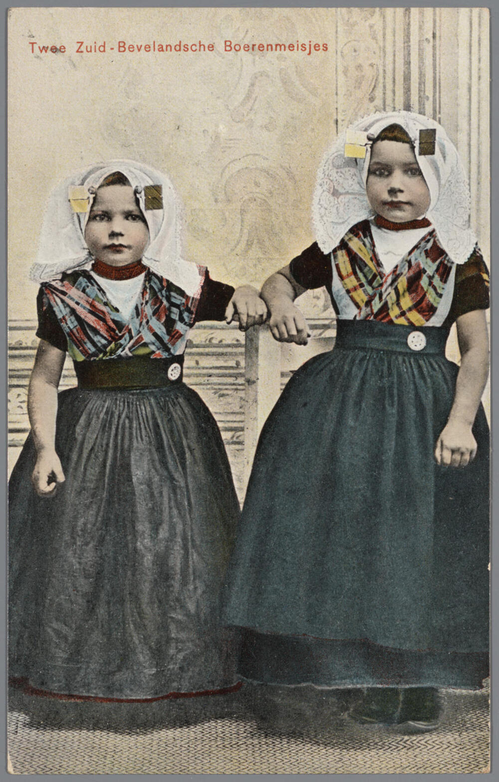 Twee meisjes in protestantse Zuid-Bevelandse streekdracht, 1905–1908