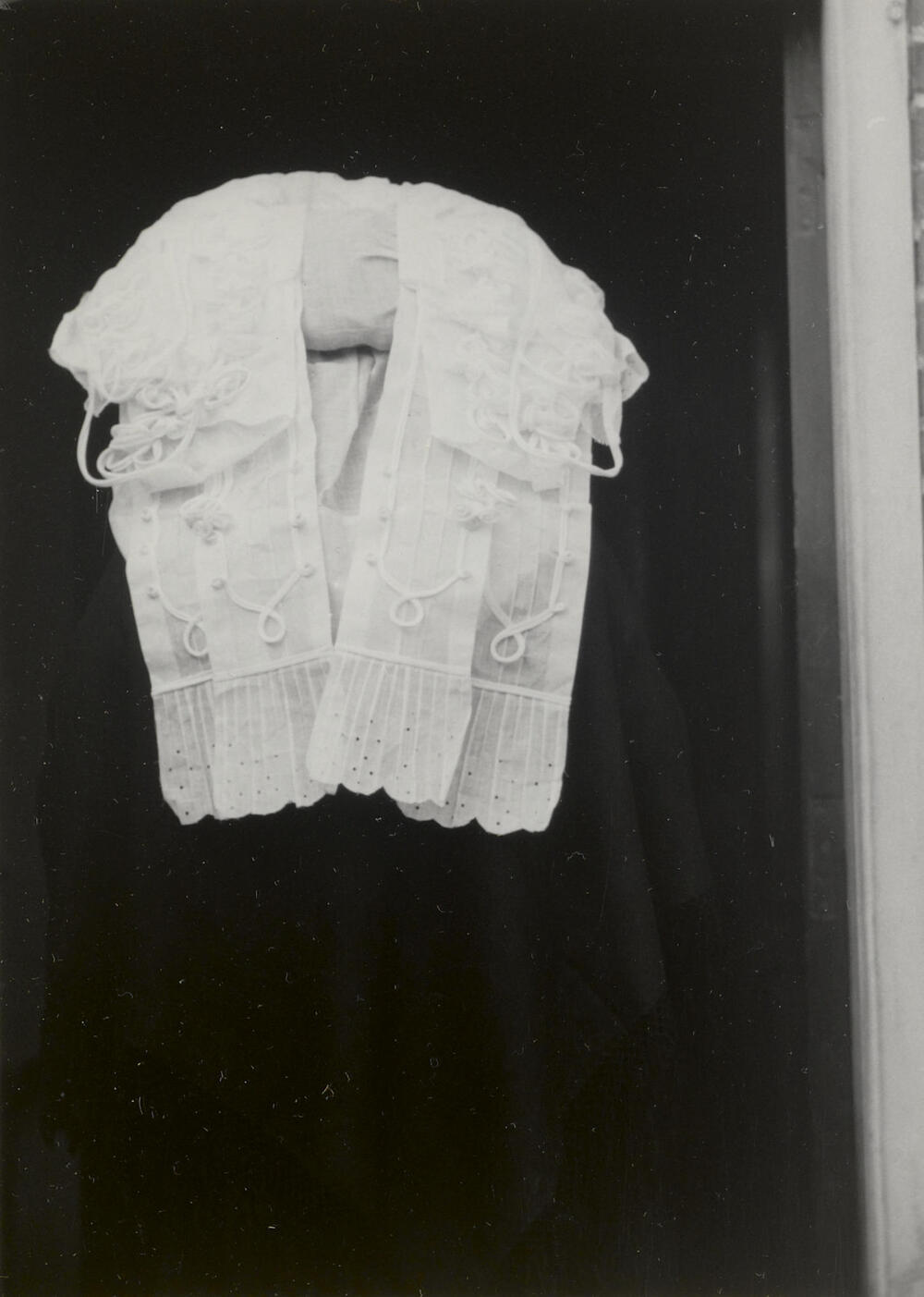 Vrouw uit Oirschot in rouwdracht, 1950
