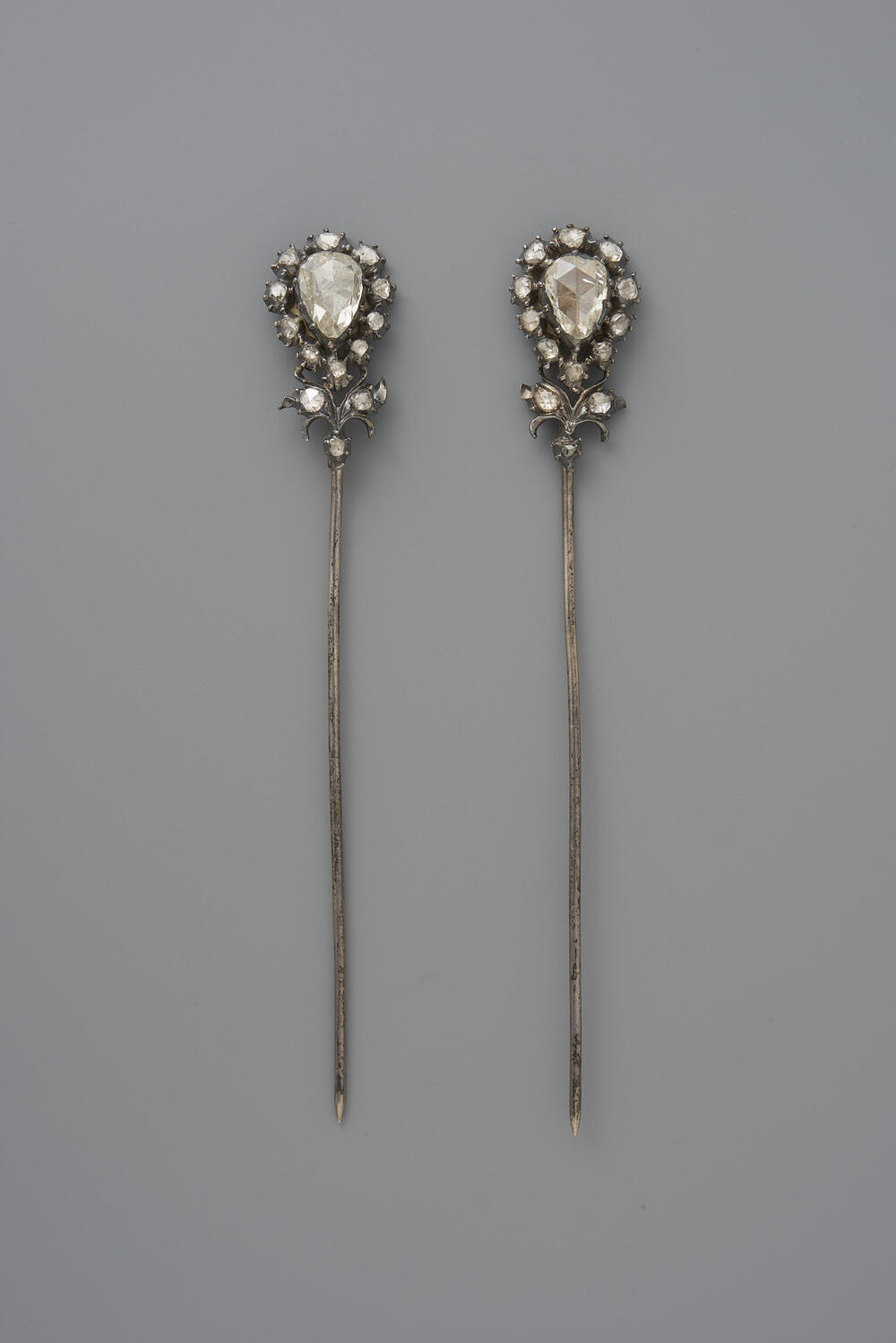 Paar zilveren kapspelden met diamanten, Noord-Holland, 1865–1875