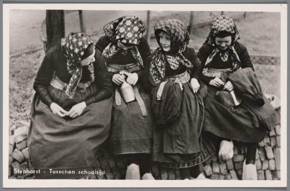 Vier meisjes in Staphorster streekdracht, 1937–1938