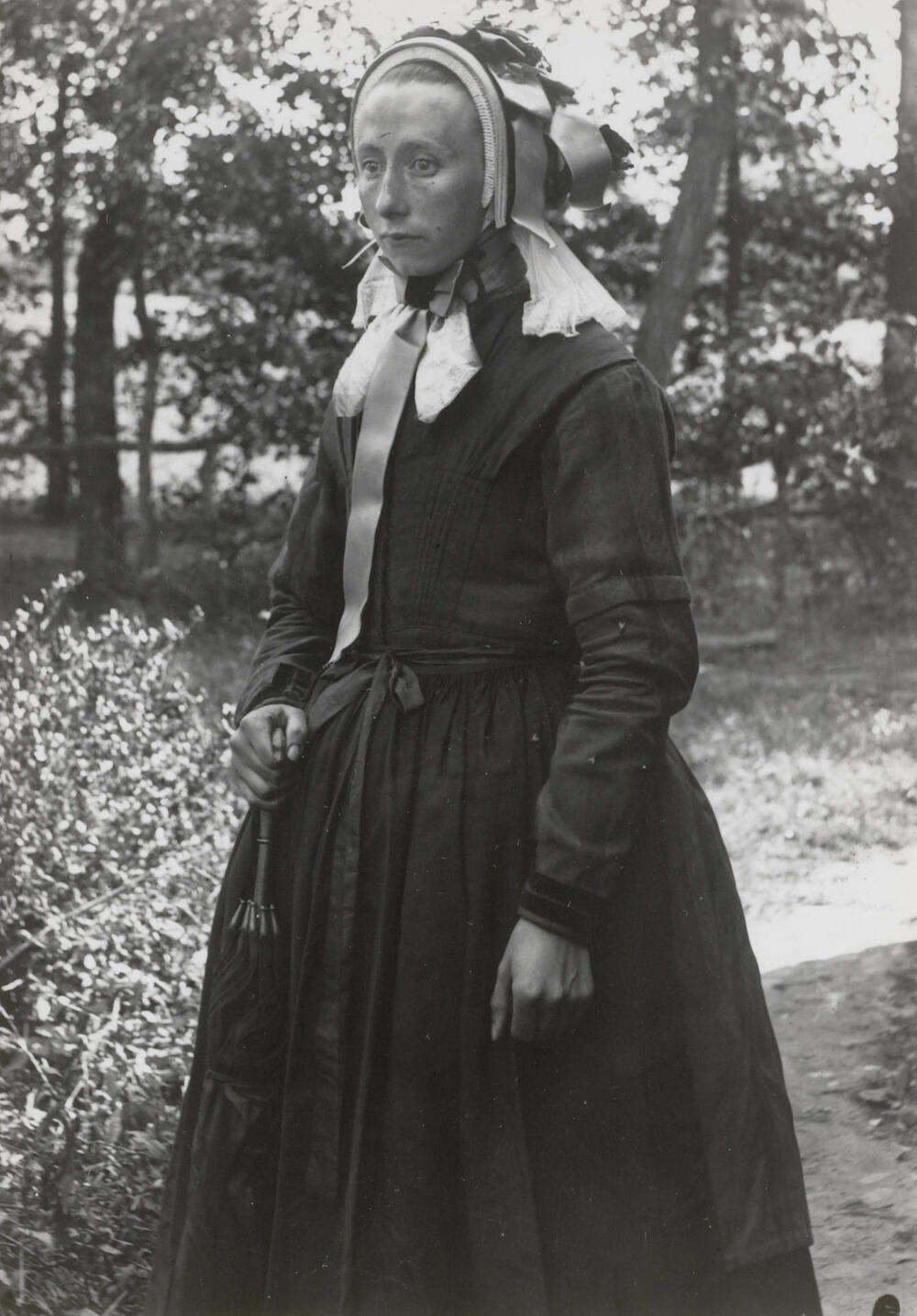Aaltje Spoelman-van Haarst in streekdracht uit Den Ham, 1899