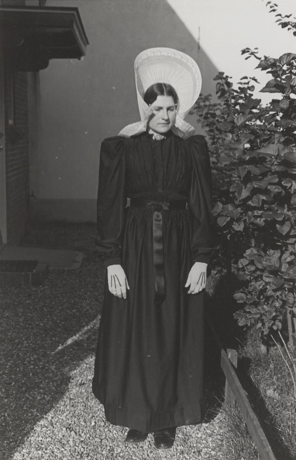 Vrouw in streekdracht, Huizen, 1945