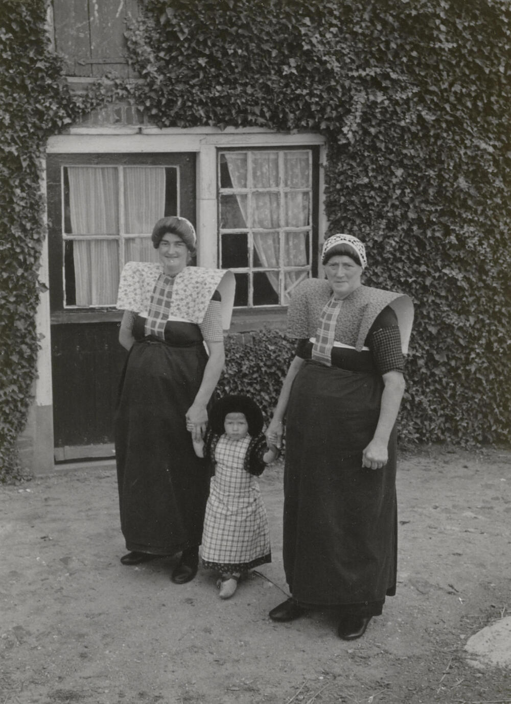 Vrouwen en meisje uit Eemdijk in streekdracht, 1952