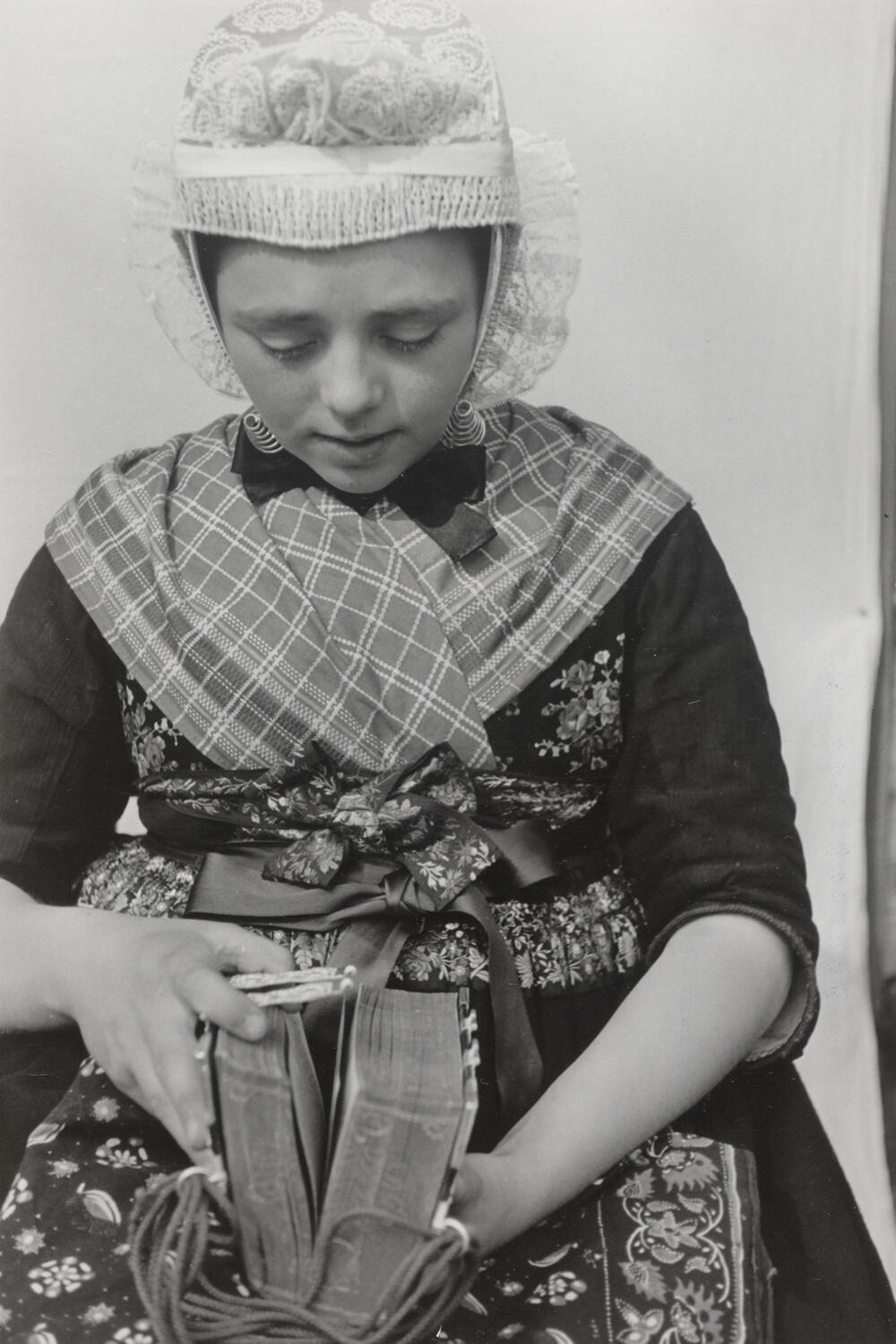Beertje Veijer in kerkdracht, Rouveen, 1944
