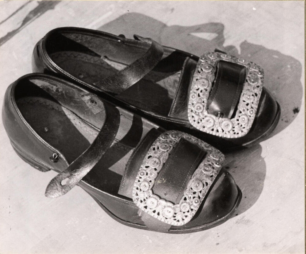Vrouwenschoenen met zilveren gespen, Staphorst, 1944