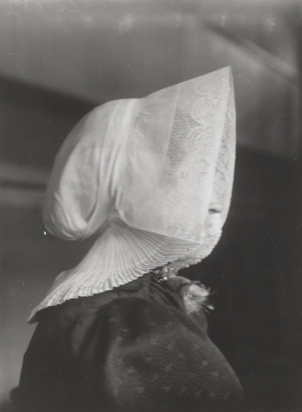Meisje in streekdracht uit Huizen, 1916
