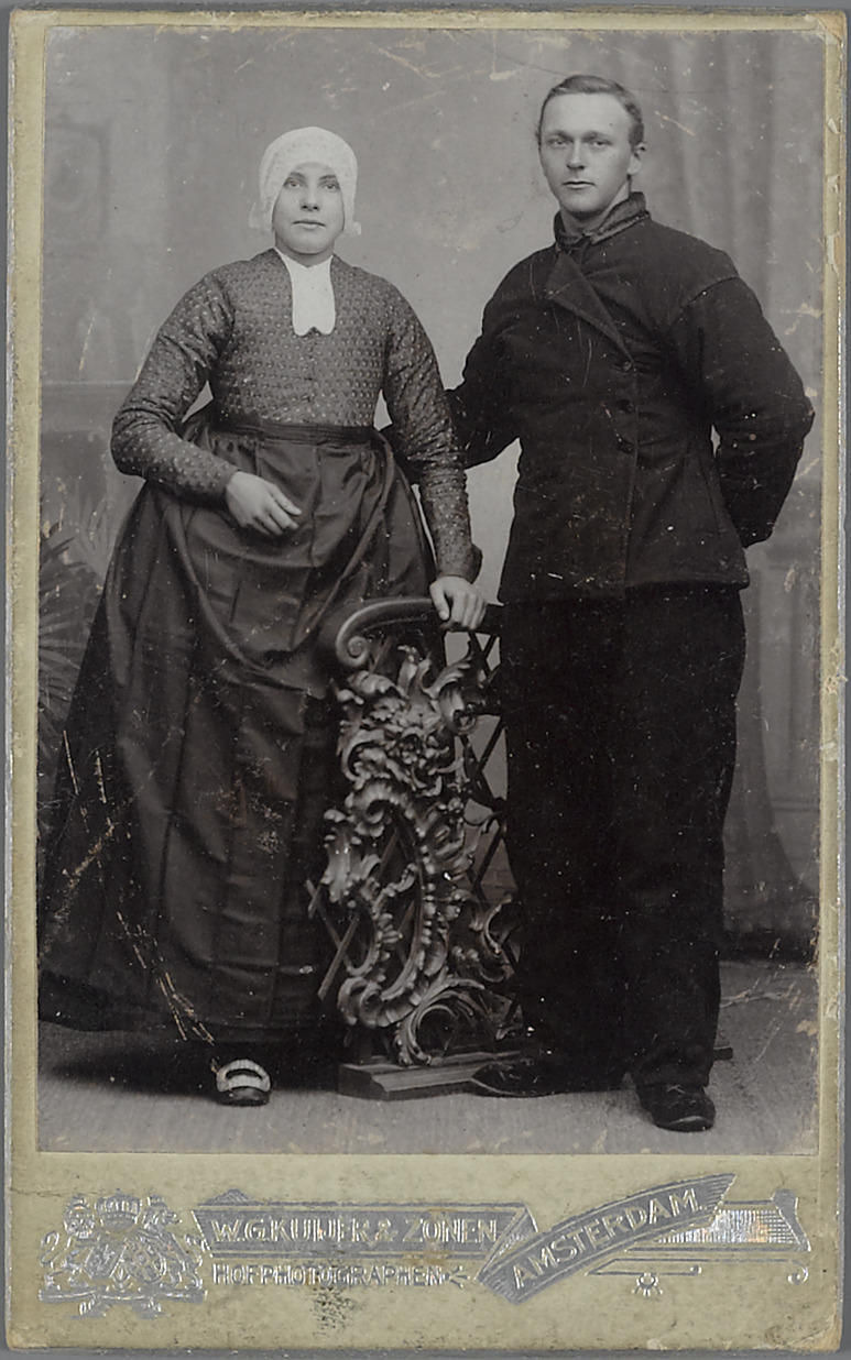 Bruidspaar in streekdracht uit Bunschoten-Spakenburg, circa 1900–1905
