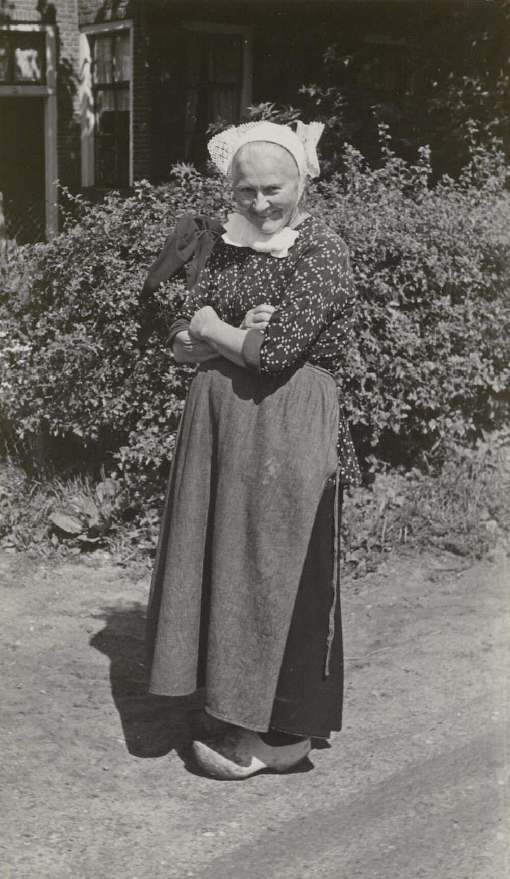 Geesje Roskam-Rook uit Kadoelen in streekdracht, 1947
