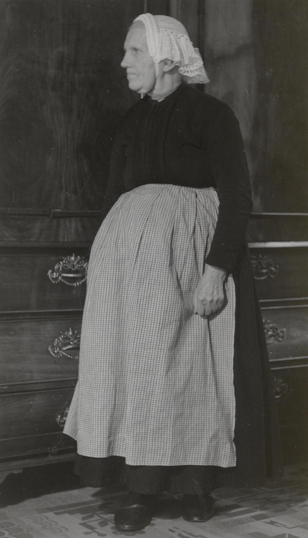 Mevrouw Keur uit Scherpenisse in Thoolse dracht, 1955