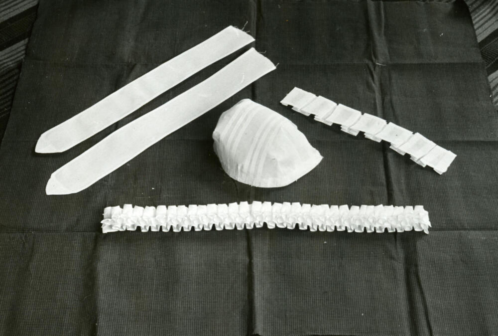 Onderdelen van Nijkerkse 'strookjesmuts', Blaricum, 1952