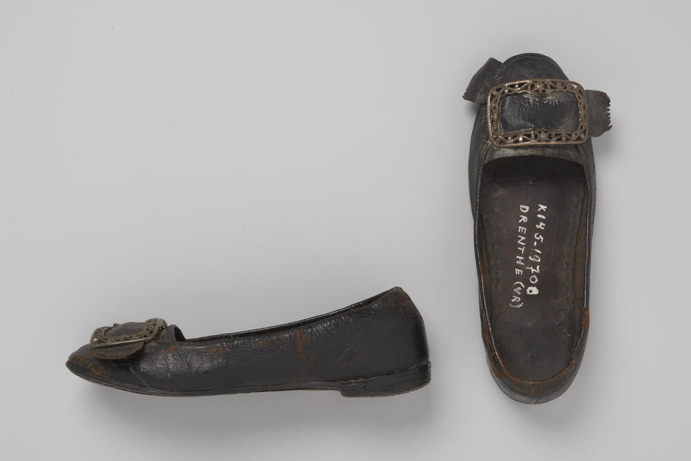 Paar vrouwenschoenen, Drenthe, voor 1970