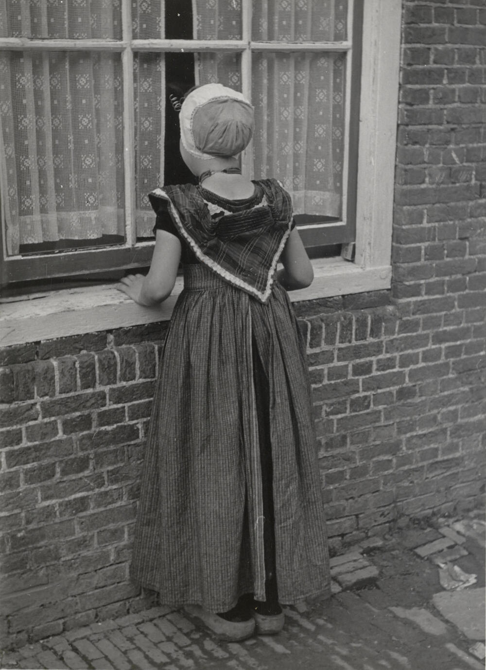 Klazina van Belzen in Arnemuider dracht, 1950