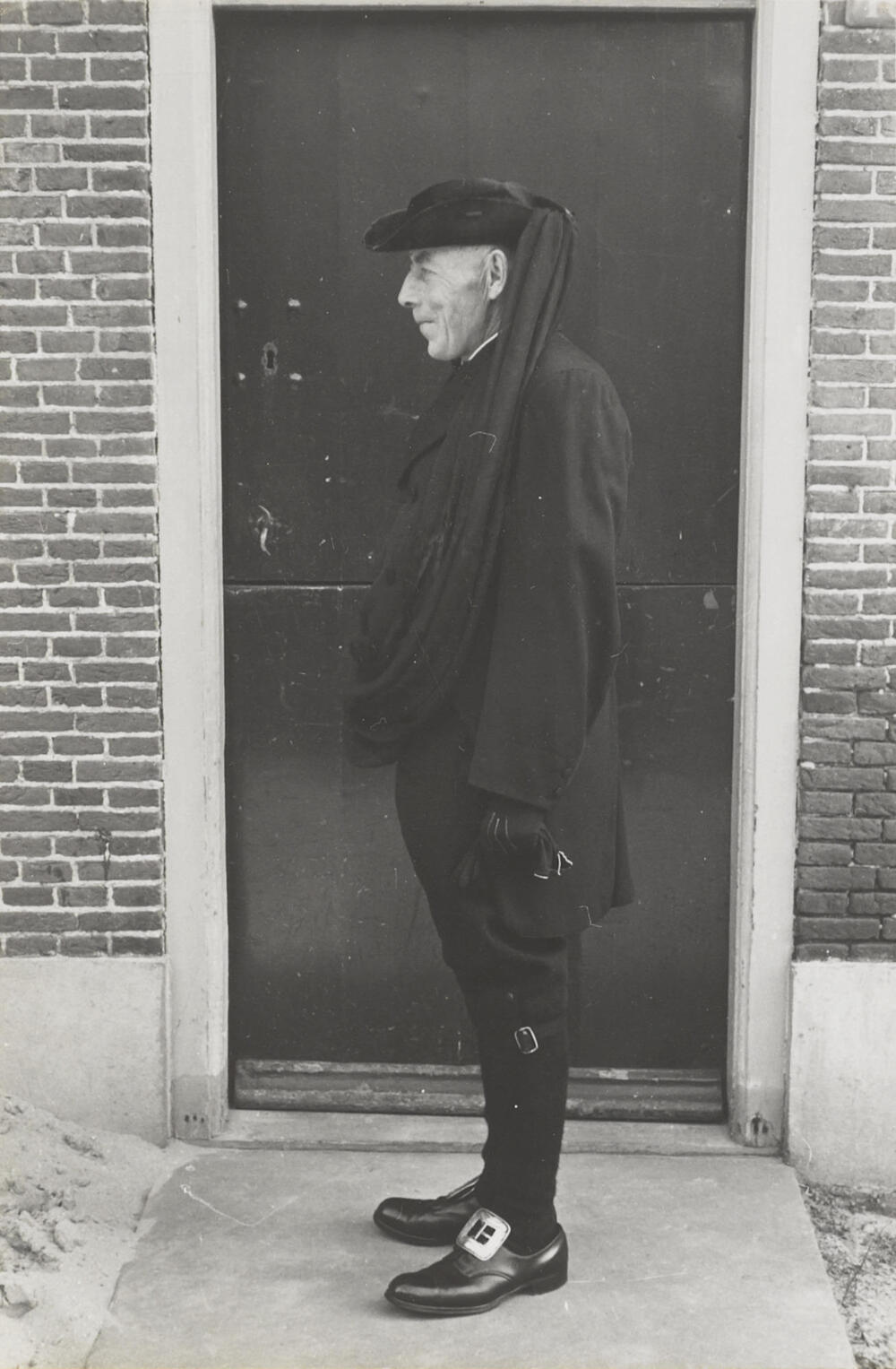 Man in aansprekerskostuum, Huizen, 1945