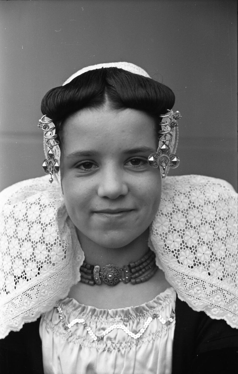 Kornelia Minderhoud uit Westkapelle in Walcherse dracht, 1950
