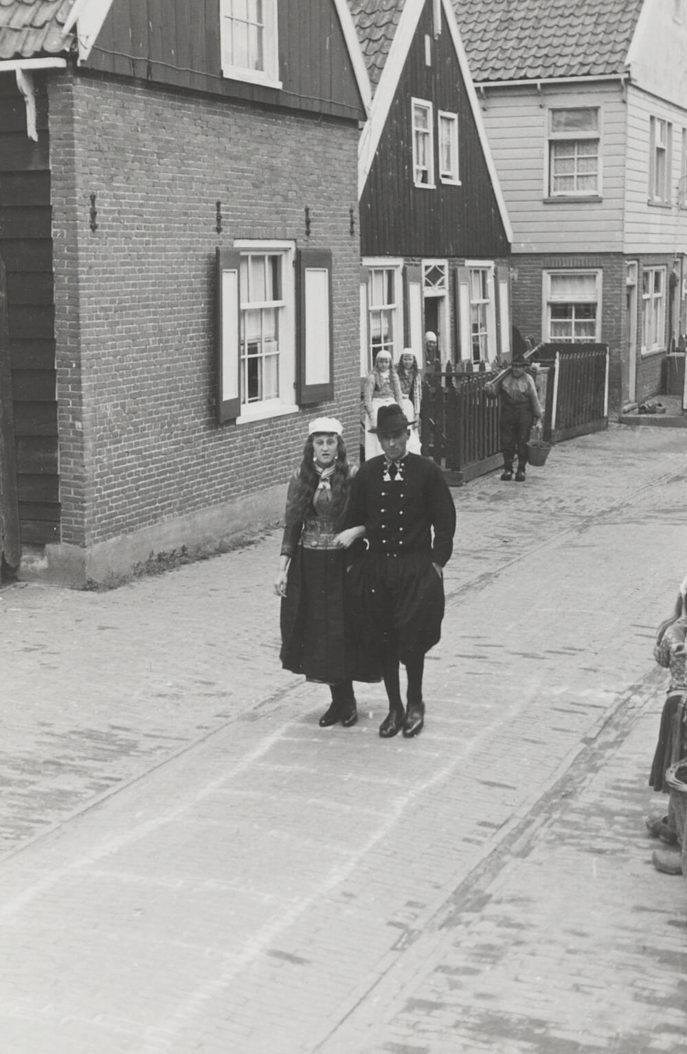 Bruidspaar in ondertrouwpak, Marken, 1943